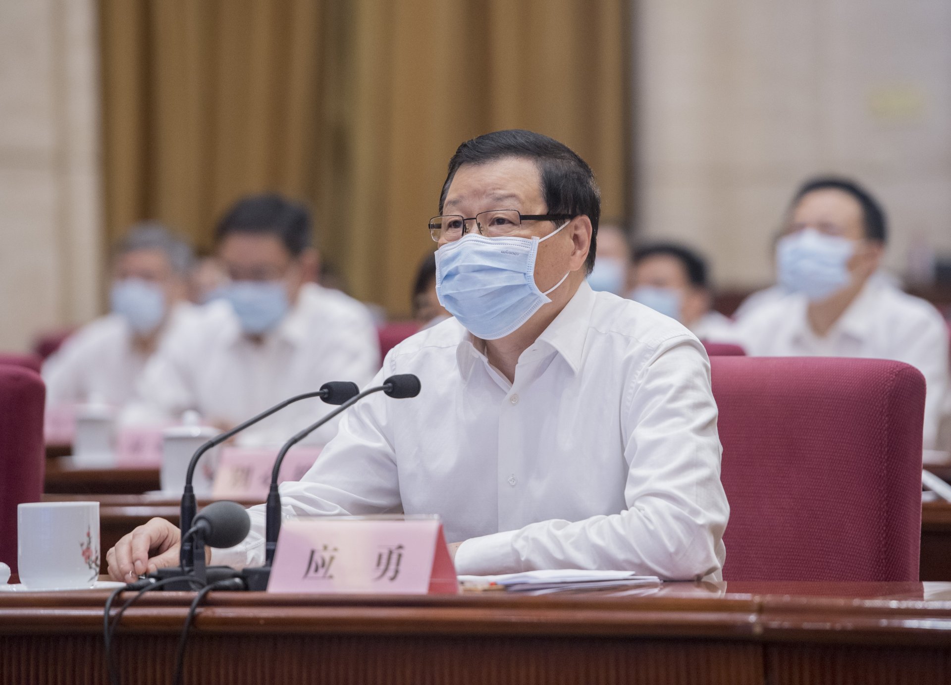 坚决落实党中央