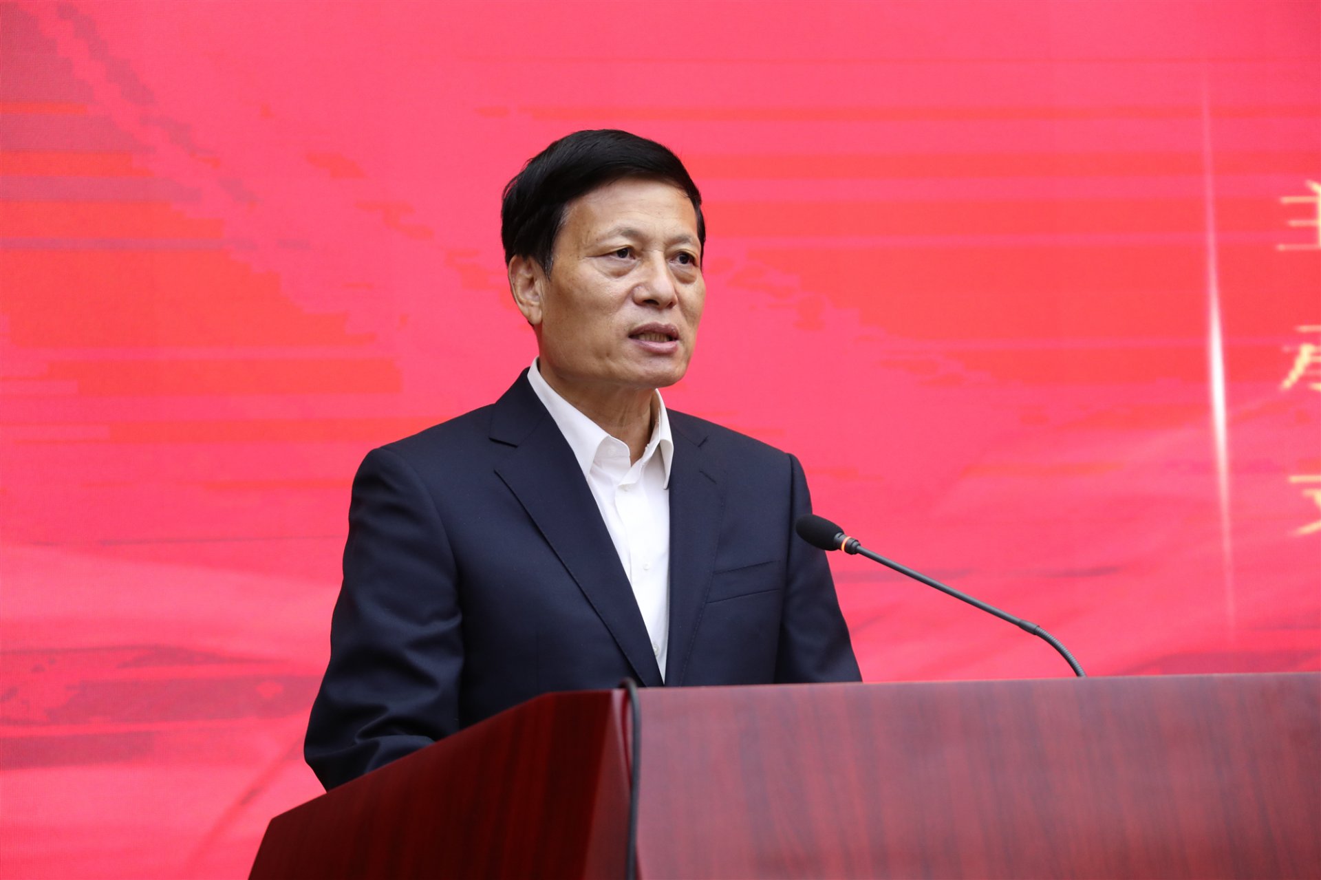 以习近平新时代中国特色社会主义思想为