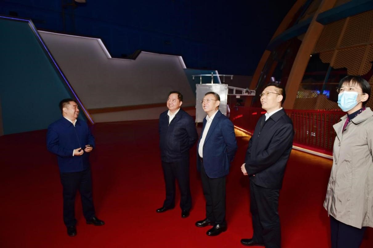 参观考察中国电科科技创新展厅