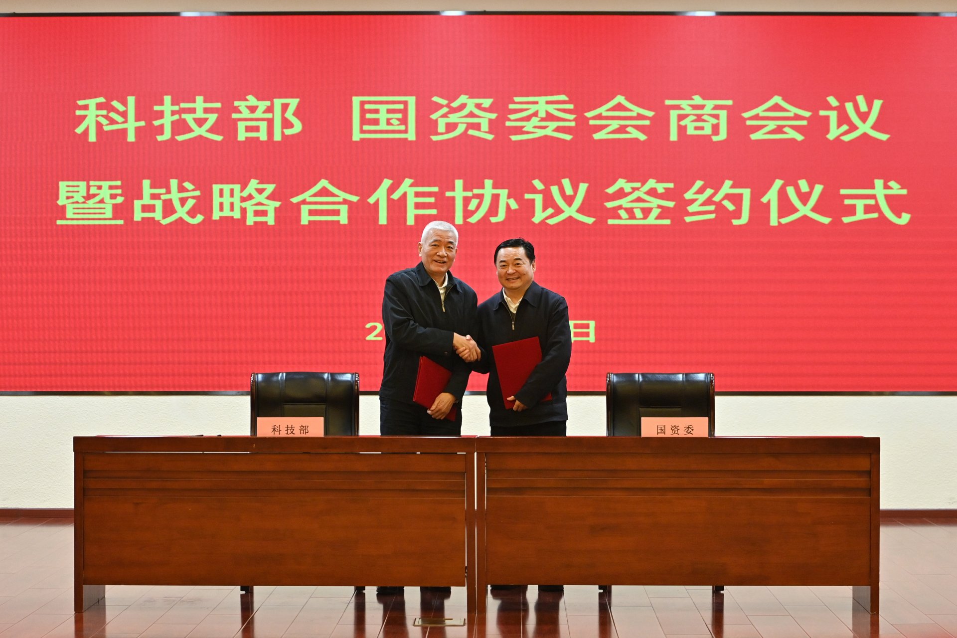 坚决贯彻落实党中央