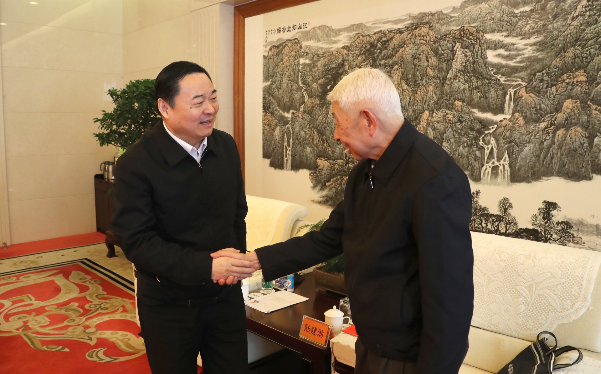 主任郝鹏带头