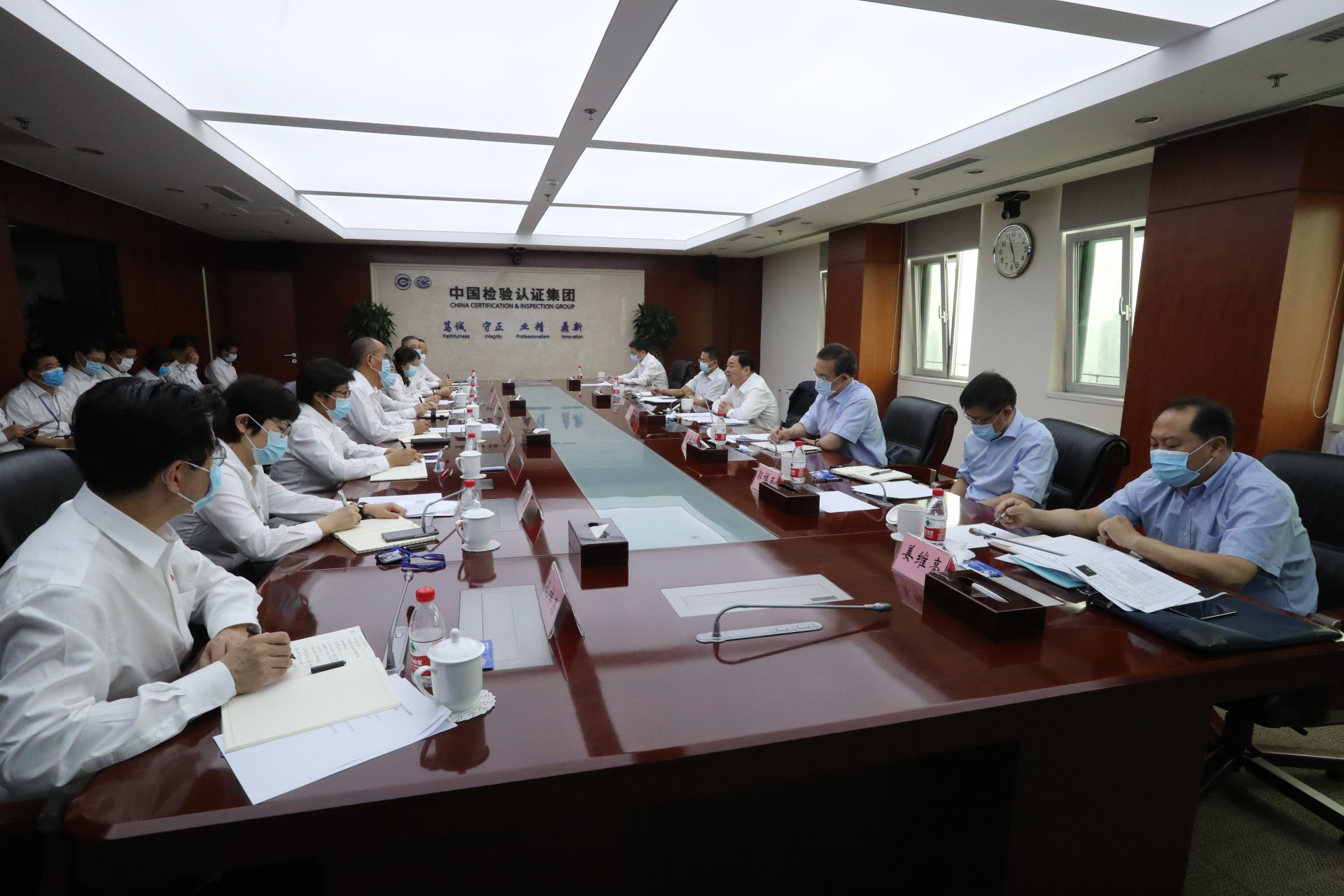 坚决贯彻落实党中央