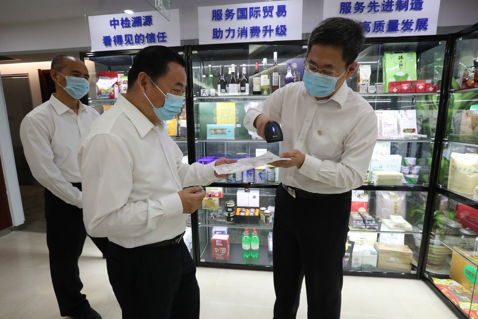 并与企业干部职工座谈强调