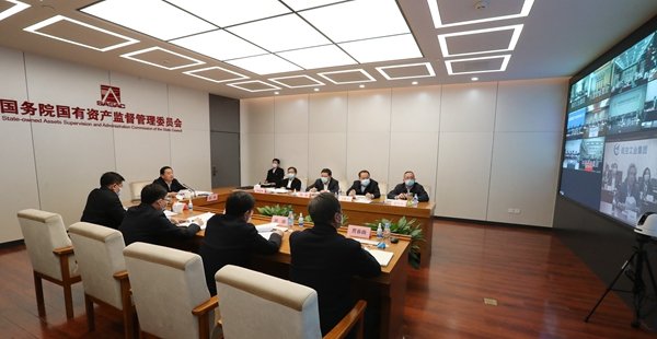 主任郝鹏主持会议并讲话强调