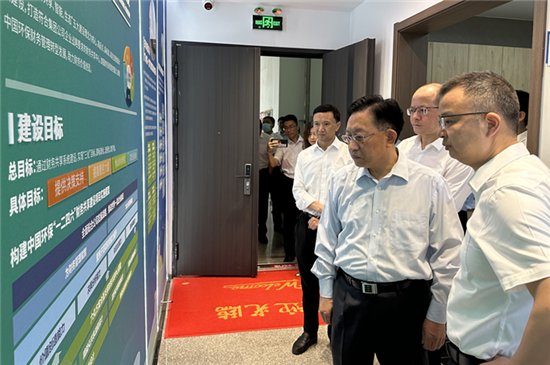 总会计师邓先柏陪同