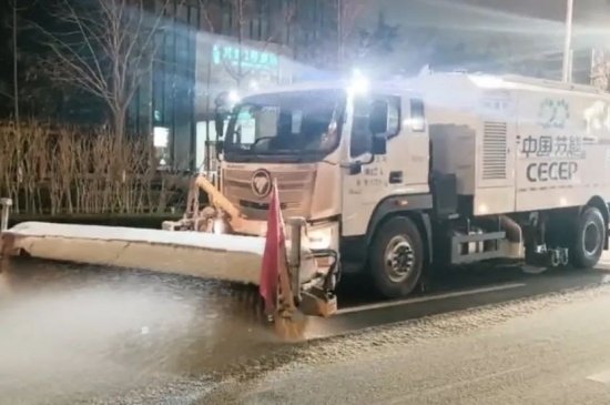 采取机械化除雪和人工扫雪相结合的作业