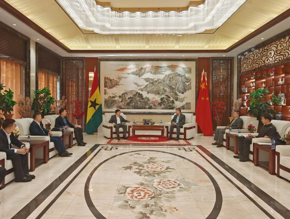 与阿克拉市长阿洛泰举行工作会谈