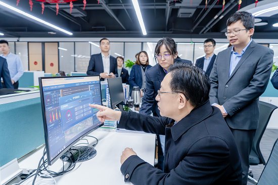 董事长宋鑫一行在春节前夕分别走访慰问