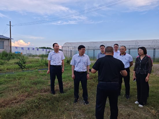 出席富川定点帮扶工作座谈会并看望慰问