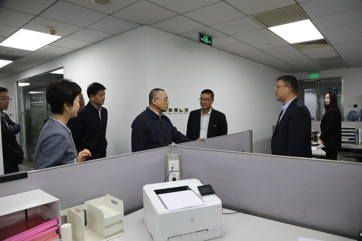 廖家生一行首先来到节能大厦各楼层办公